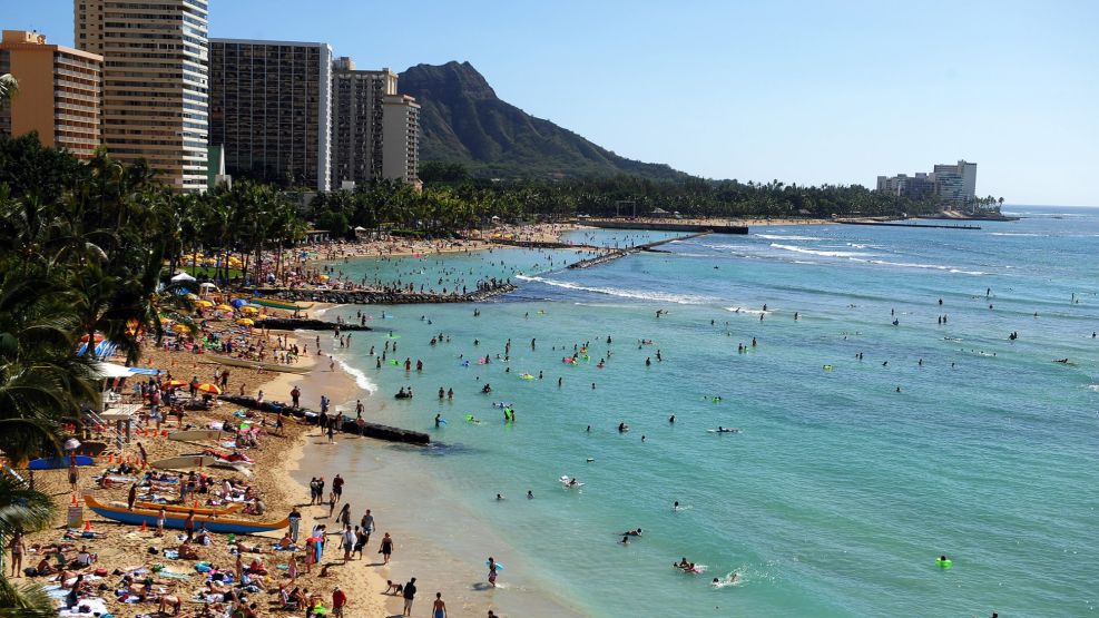 Airline Battle for Hawaii Picks Up as Sun Country Adds Flights