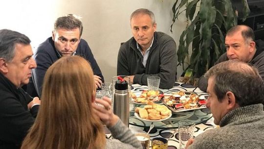 OBLIGADOS. La única foto entre los integrantes de Cambiemos Córdoba fue por orden expresa de Macri.