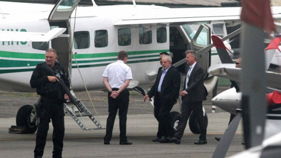 El expresidente Lula Da Silva fue autorizado a asistir al entierro de su nieto Arthur de 7 años, fallecido a raíz de un cuadro de meningitis.