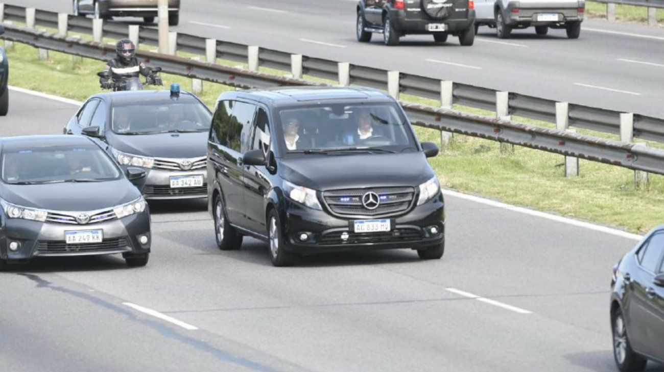 La caravana que trasladó al presidente Mauricio Macri