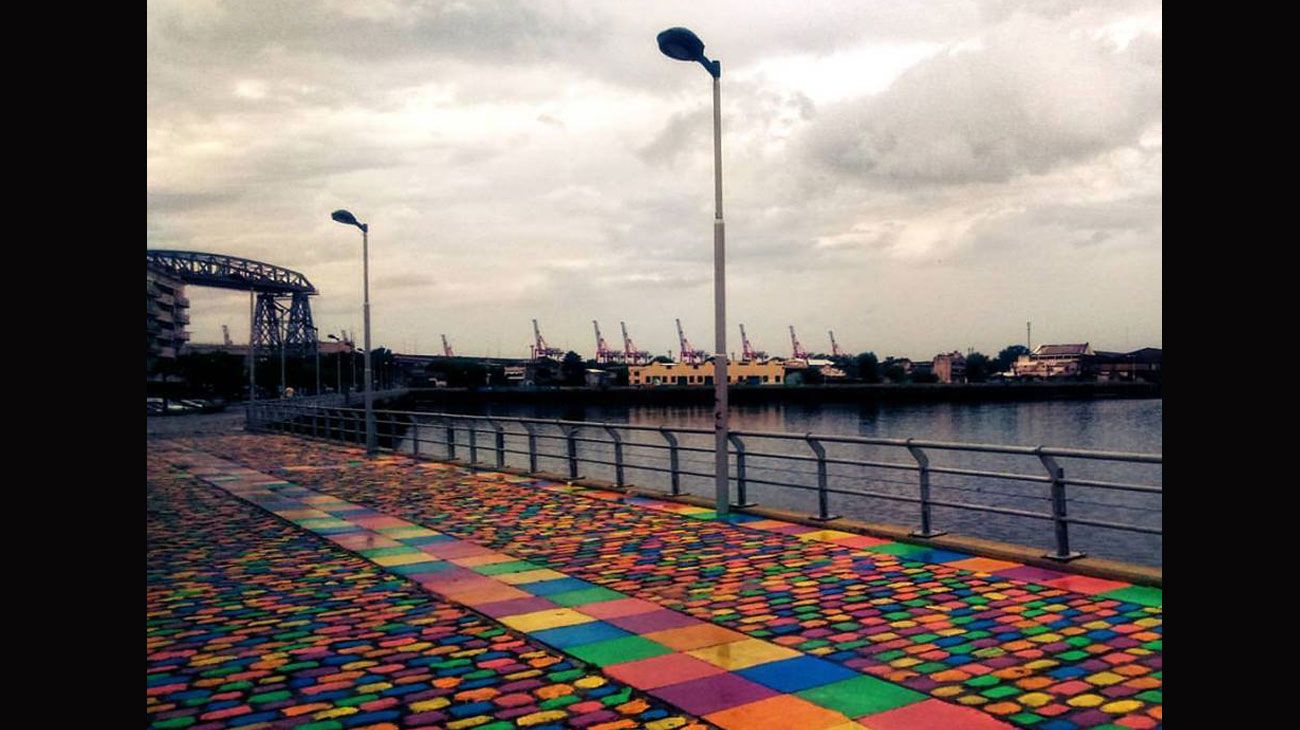 Frente al museo, en honor a Benito Quinquela Martín hay una parte de la vereda pintada de varios colores.