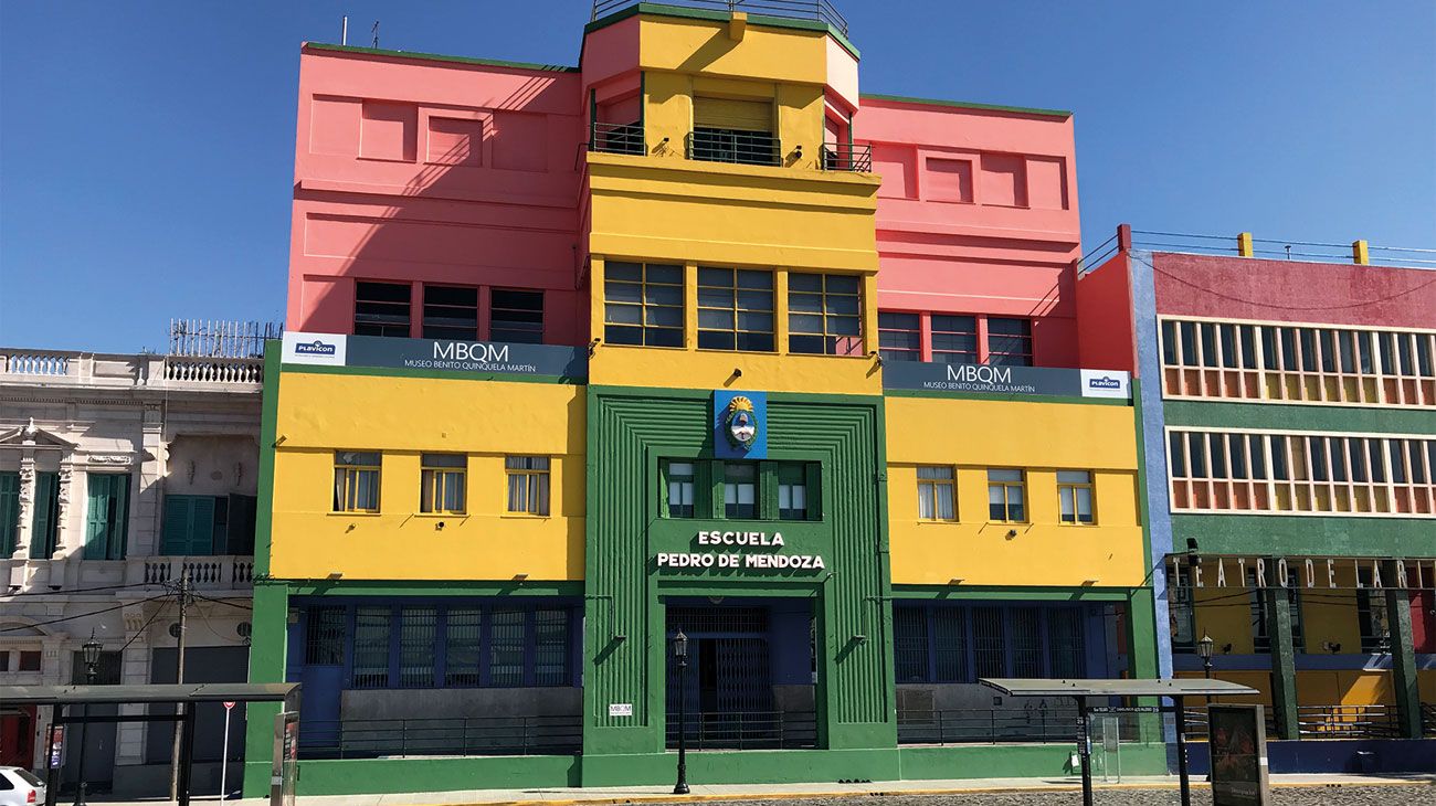 El Museo Benito Quinquela Martín se ubica en la avenida Pedro de Mendoza 1835/1843, La Boca.