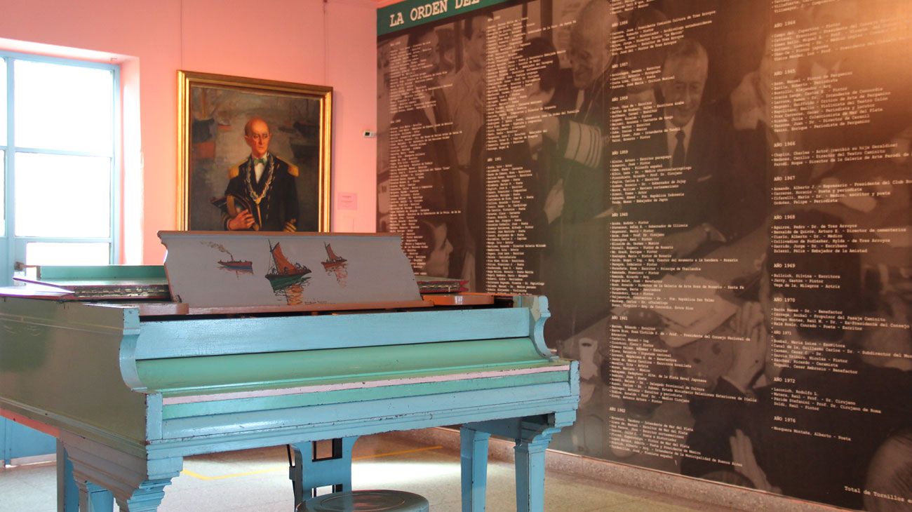 Un piano pintado por el propio Quinquela y que se expone en el Museo Benito Quinquela Marín.
