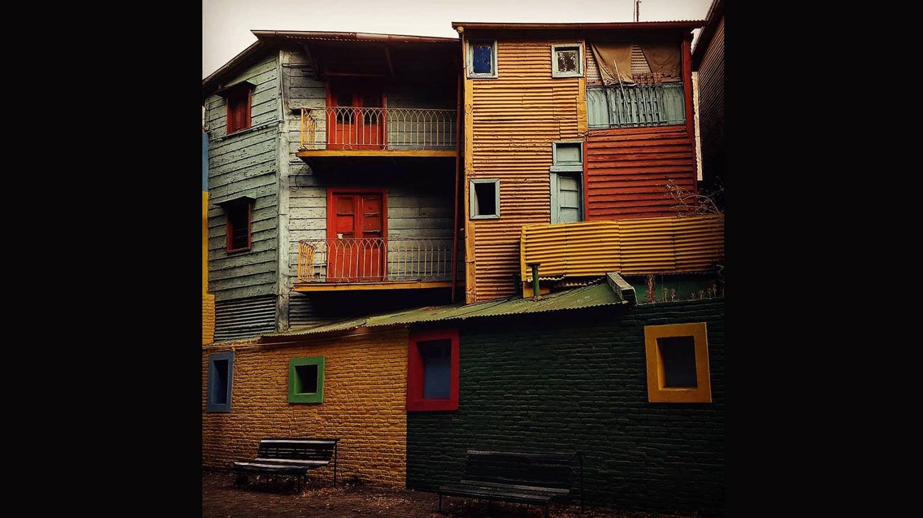 Caminito se encuentra en el popular barrio de La Boca, con unos de sus extremos frente al Riachuelo, en la Vuelta de Rocha, y distante unos 400 metros de La Bombonera, estadio del Club Atlético Boca Juniors. 