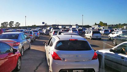 Demoras. Ayer, la Ruta 2 registró el paso de unos 20 mil vehículos. También colapsó Zárate.