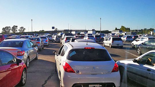 Demoras. Ayer, la Ruta 2 registró el paso de unos 20 mil vehículos. También colapsó Zárate.