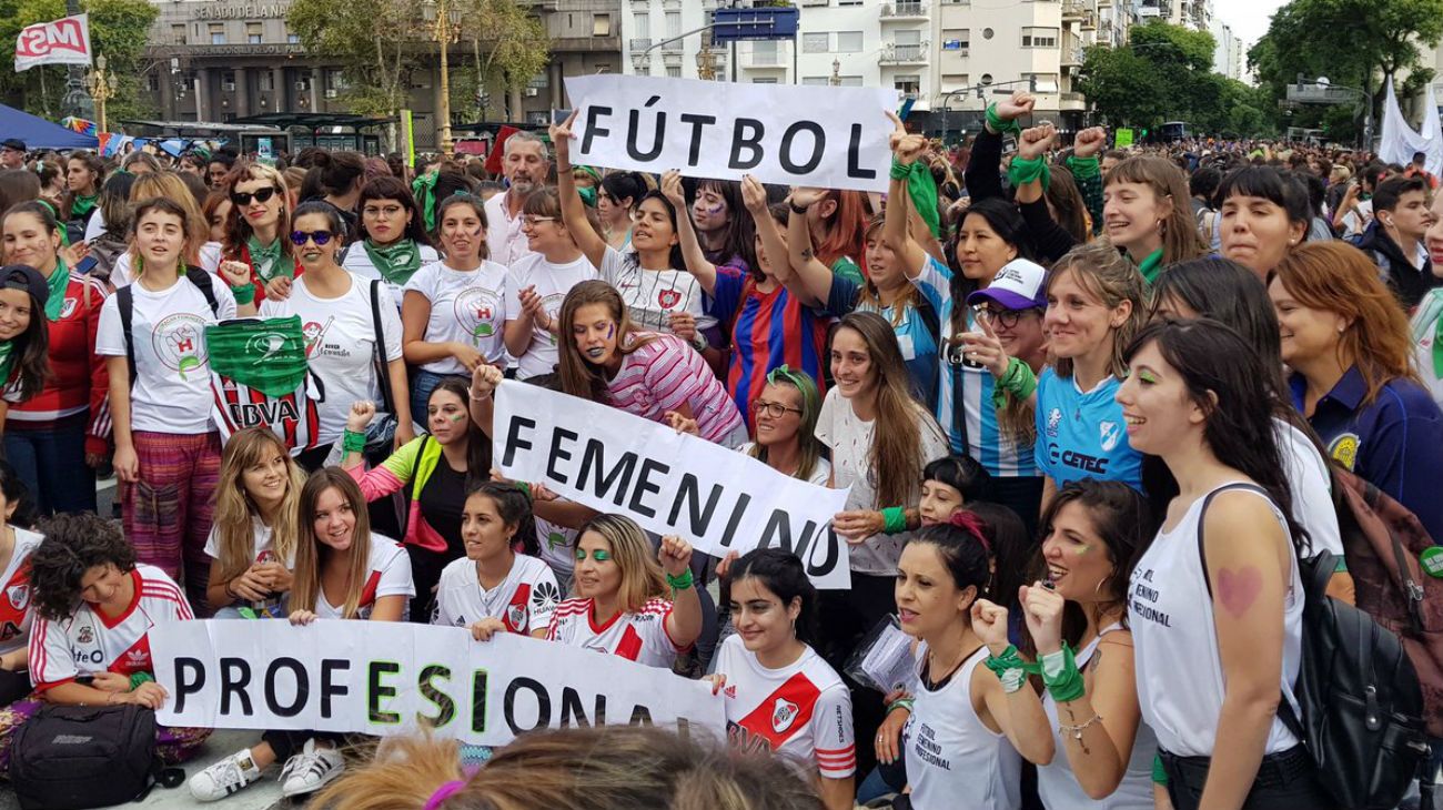 Mujeres pidieron por fútbol femenino profesional, al igual que el masculino.