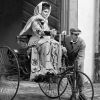 Representación de aquel viaje de Bertha Benz junto a sus hijos