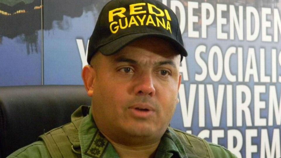 Militar retirado, no reconoce a Maduro como presidente, al que acusa de reprimir.