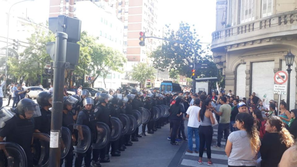 Violento desalojo en la feria de San Telmo: hay 18 detenidos