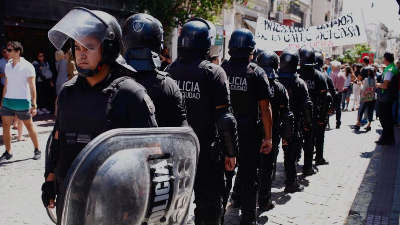 Violento desalojo en la feria de San Telmo: hay 18 detenidos. 