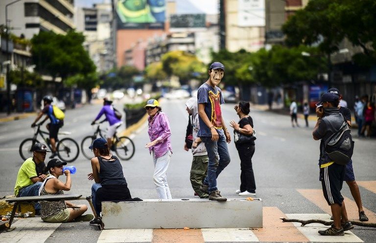 "Estado de emergencia": víctima del más grande apagón de la historia, Venezuela está de rodillas, completamente bloqueado, sin medio de transportes y provisiones.