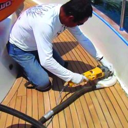 La importancia de poner a punto los antideslizantes de la cubierta de un barco o una lancha.