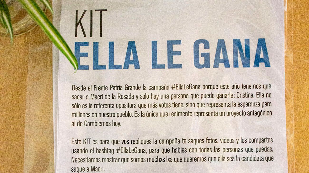 Kit de Campaña de Cristina Kirchner con el Lema "ELLA LE GANA"