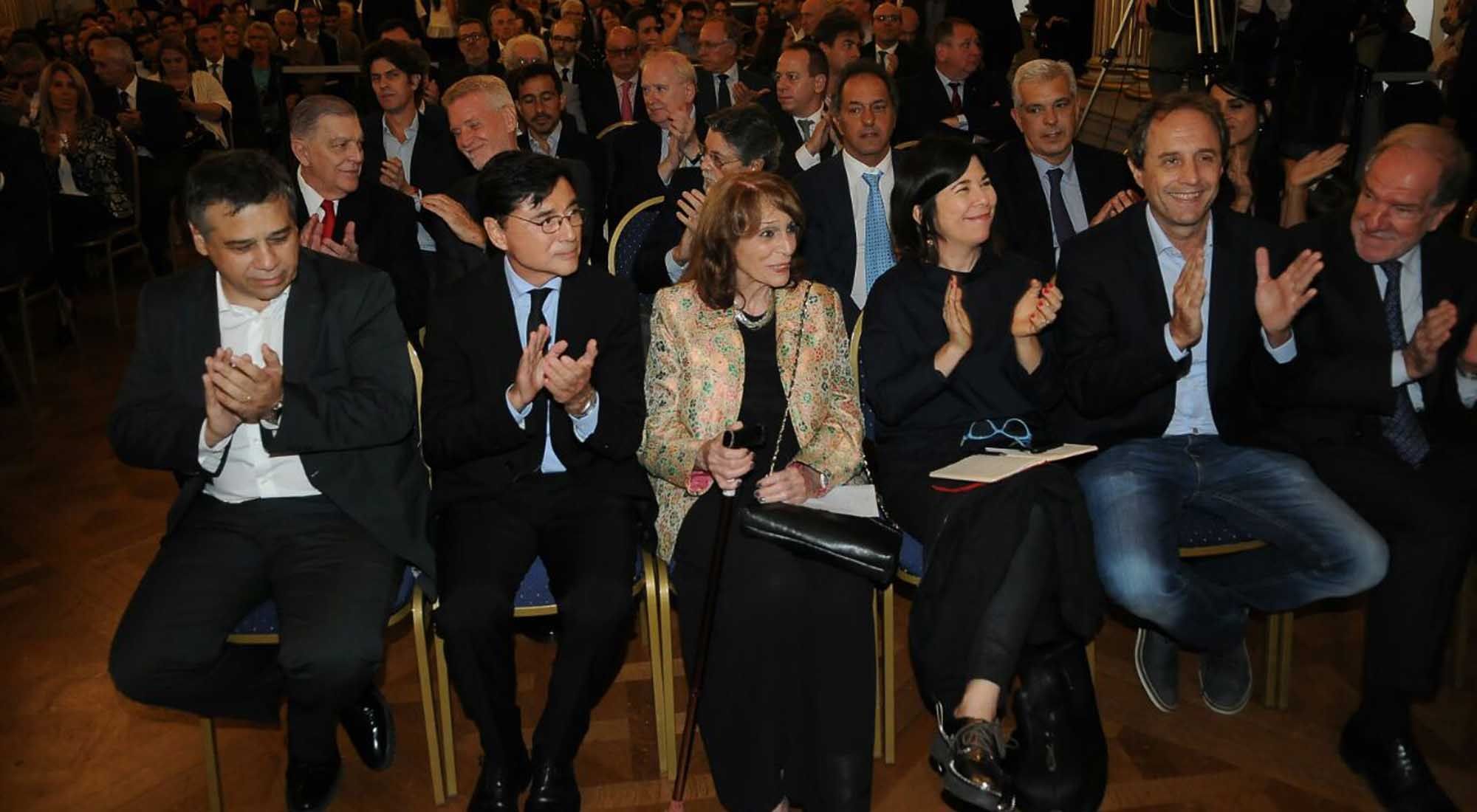 Sergio Abrevaya, Jorge Fontevecchia, Magdalena Ruiz Guiñazú, María O'Donnell, Ernesto Tenembaum y demás invitados en el acto. Legislatura porteña. 