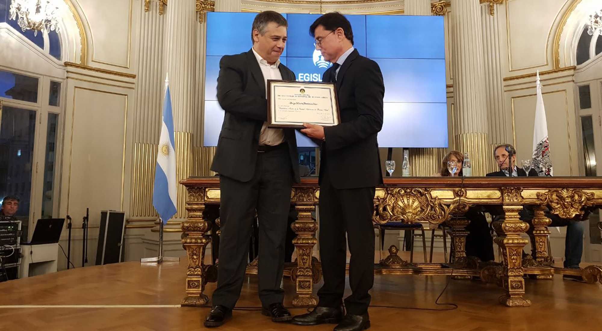 Jorge Fontevecchia recibiendo su premio