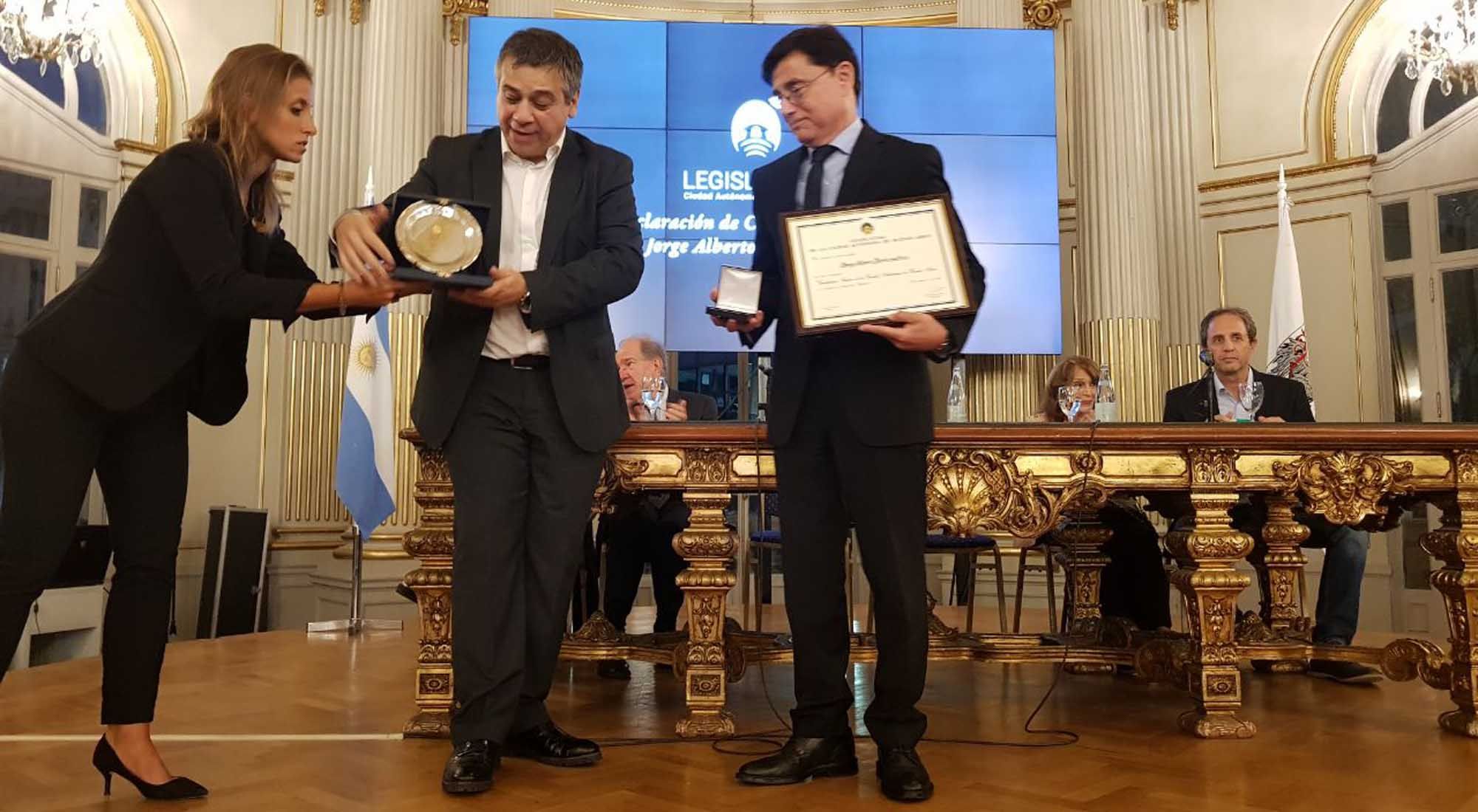 Jorge Fontevecchia recibiendo su premio