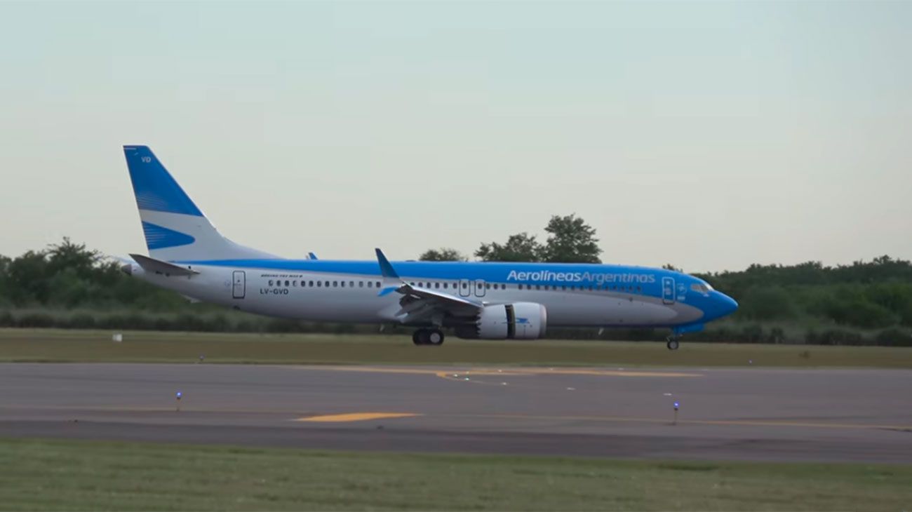 Aerolíneas Argentinas, la única empresa en el país que vuela con estos aviones en el país, informó que suspendió temporalmente las operaciones comerciales de sus aviones Boeing 737 MAX 8.