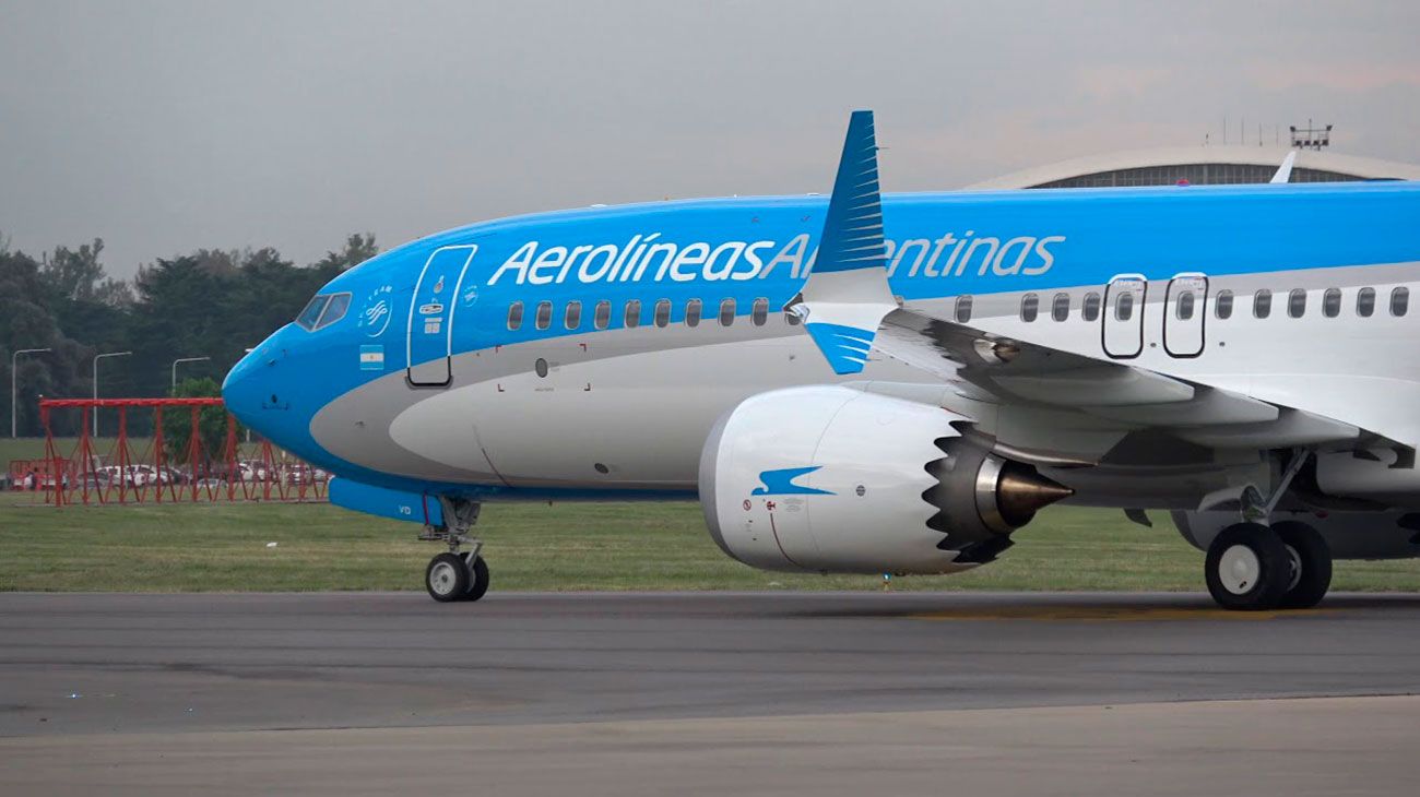 Aerolíneas Argentinas, la única empresa en el país que vuela con estos aviones en el país, informó que suspendió temporalmente las operaciones comerciales de sus aviones Boeing 737 MAX 8.