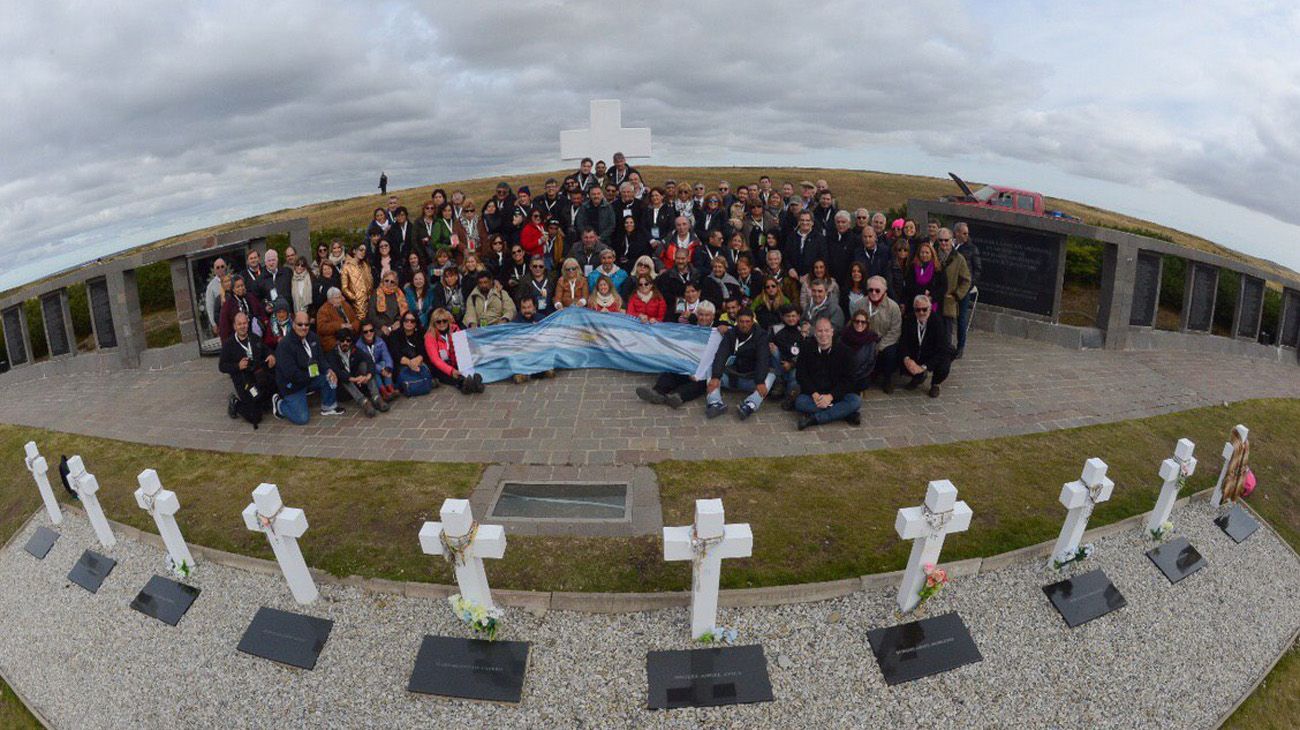 Durante el homenaje, y con el permiso del gobierno británico en Malvinas, la delegación desplegó una bandera argentina por primera vez desde que terminó el conflicto bélico.