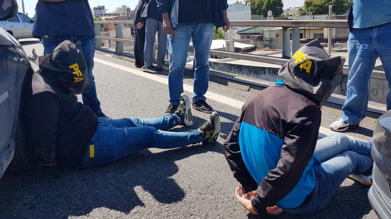 Uno de los ladrones saltó desde el puente y terminó herido.