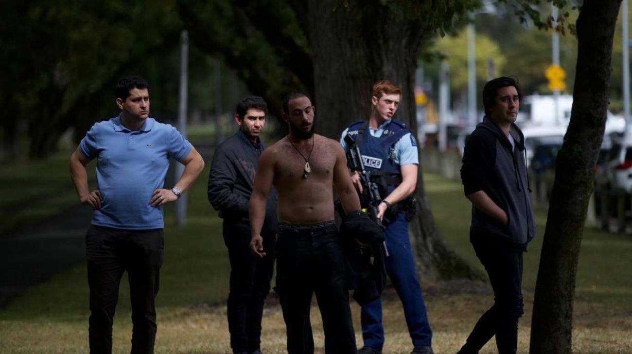 Hombres armados abrieron fuego dentro de una mezquita ubicada en el parque Hagley de la ciudad de Christchurch.