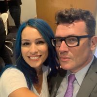 Pampita con el pelo azul.
