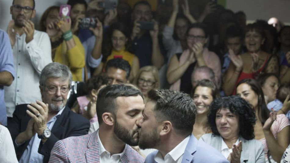 El beso en el Civil de Grosso y Castro
