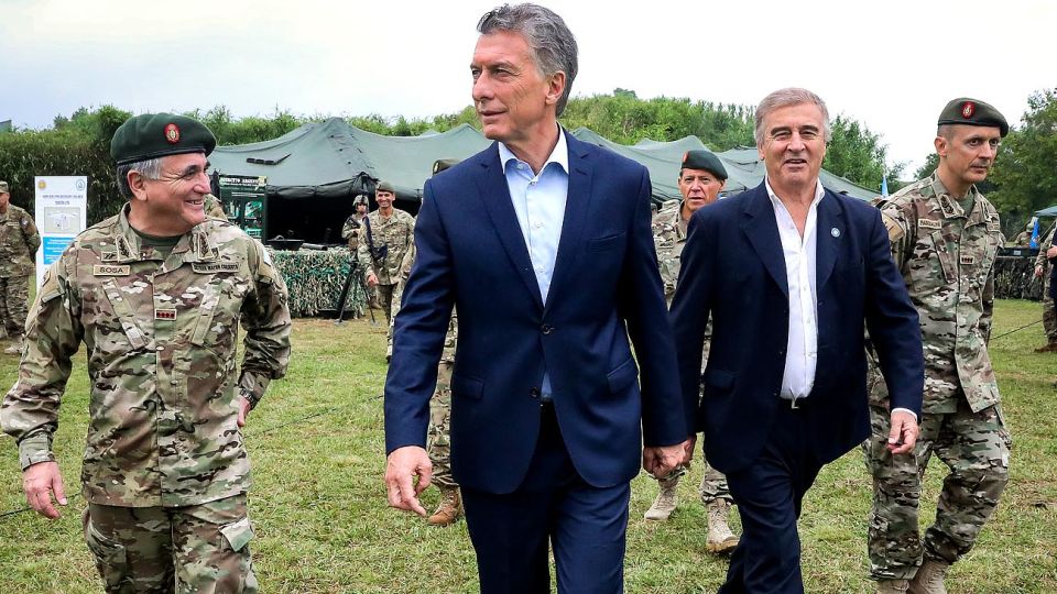 Acto. Macri y Aguad recorrieron el Batallón 602 de Boulogne.