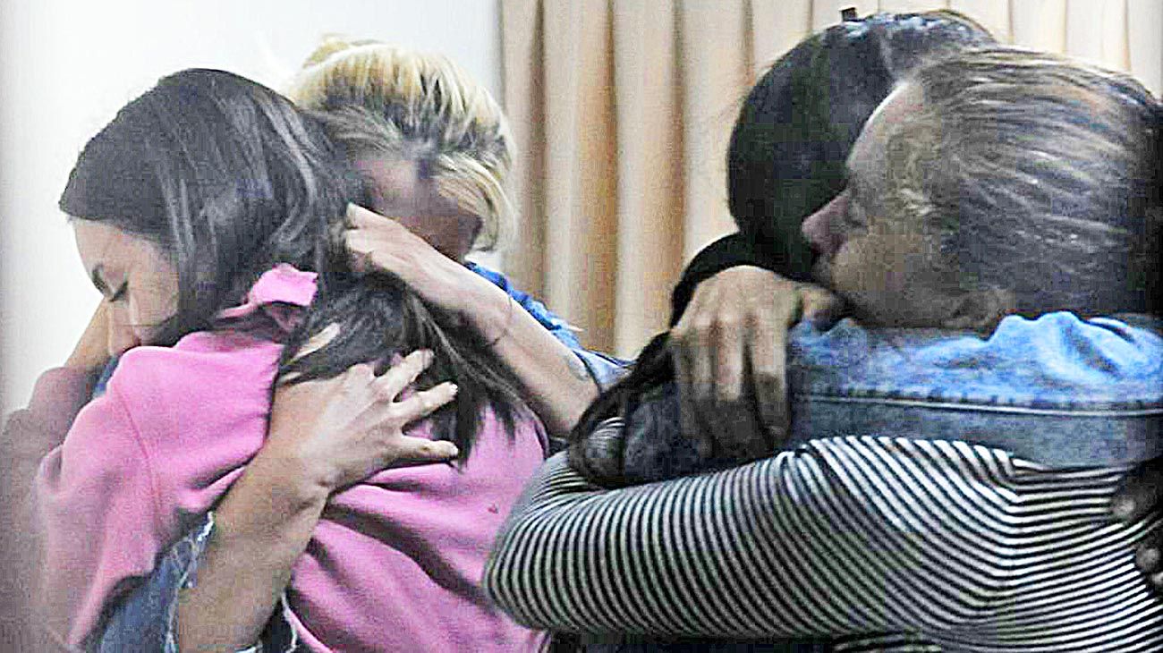 Emoción. Milagros y su mamá Paola festejan con sus familiares la resolución del juez que entiende en la causa. La mujer había denunciado a su marido veinte veces en los últimos 22 años.