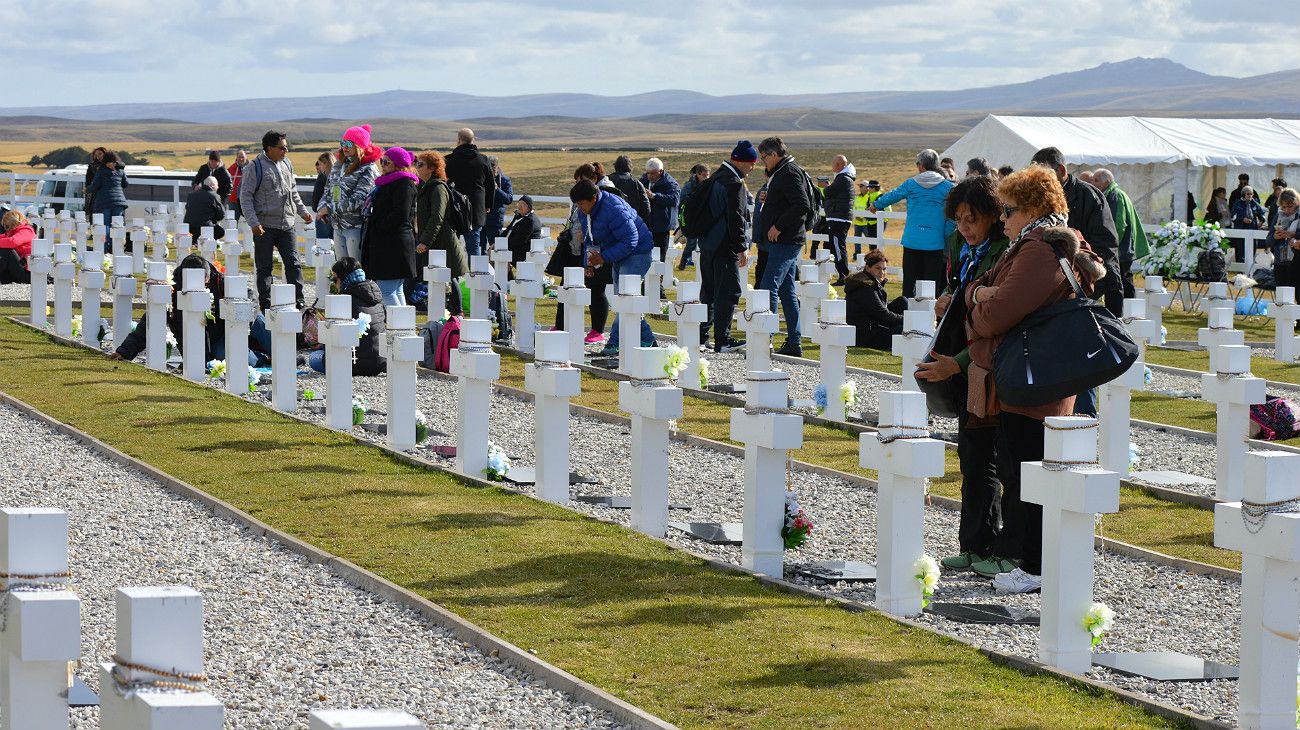 Dolor y recogimiento en el Cementerio de Darwin.