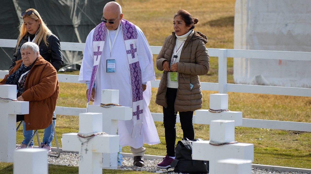 Dolor y recogimiento en el Cementerio de Darwin.