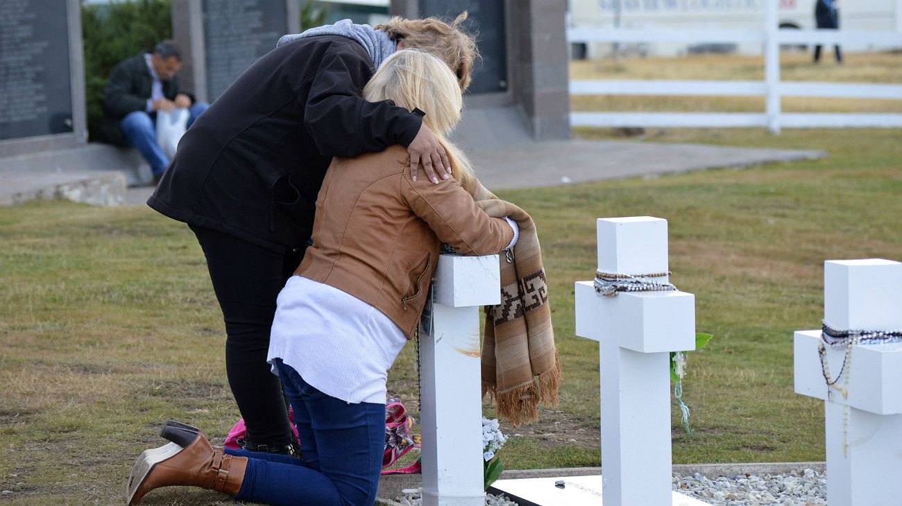 Dolor y recogimiento en el Cementerio de Darwin.