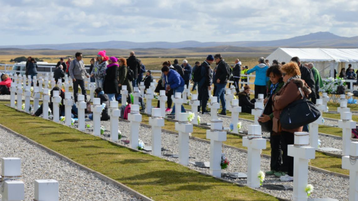 The Malvinas winds eased and the sun came out as family members mourned.