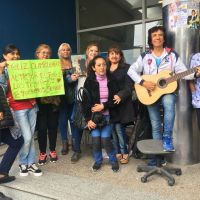 Homenaje de las fans a Sergio Denis