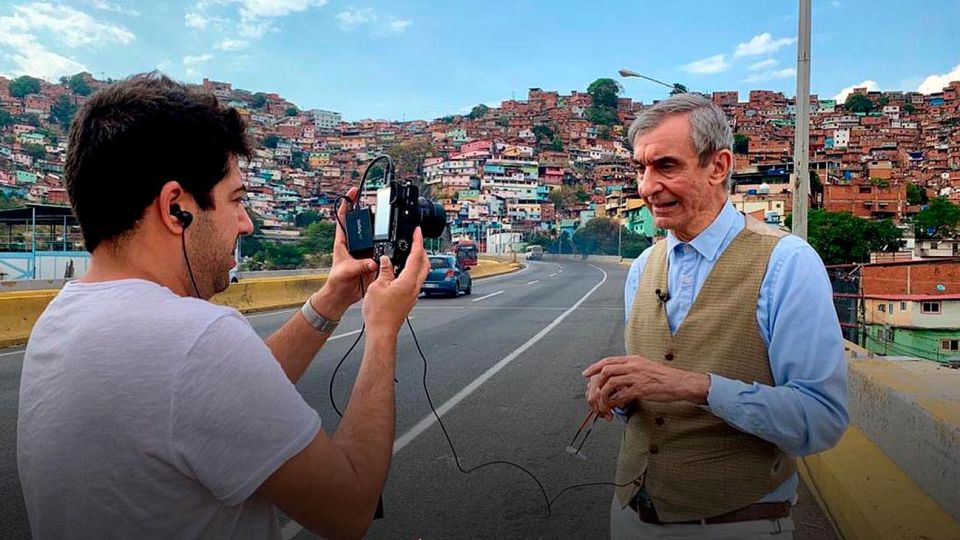 la realidad de la gente. Castro entrevistó a ciudadanos de a pie, que enfrentan con dignidad una crisis que tiene costados dramáticos e insólitos.