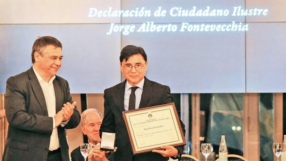 Reconocimiento. Fontevecchia con la medalla y diploma que lo acreditan como Ciudadano Ilustre, junto a Sergio Abrevaya.