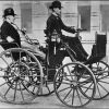 Gottlieb Daimler disfrutando de un paseo en el asiento trasero de su auto conducido por su hijo Adolf.