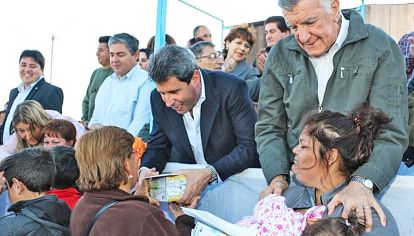 San Juan. Ayuda distribuida por el entonces vicegobernador Sergio Añac y el gobernador José Luis Gioja. No ayuda mucho a ganar voluntades.