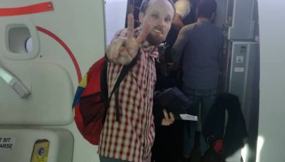 El periodista Billy Six saliendo de Venezuela.