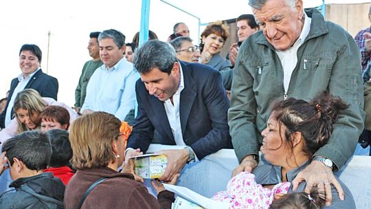 San Juan. Ayuda distribuida por el entonces vicegobernador Sergio Añac y el gobernador José Luis Gioja. No ayuda mucho a ganar voluntades.