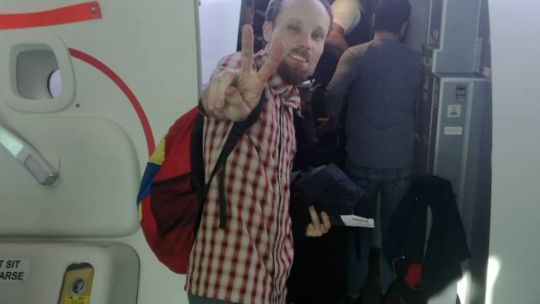 El periodista Billy Six saliendo de Venezuela.
