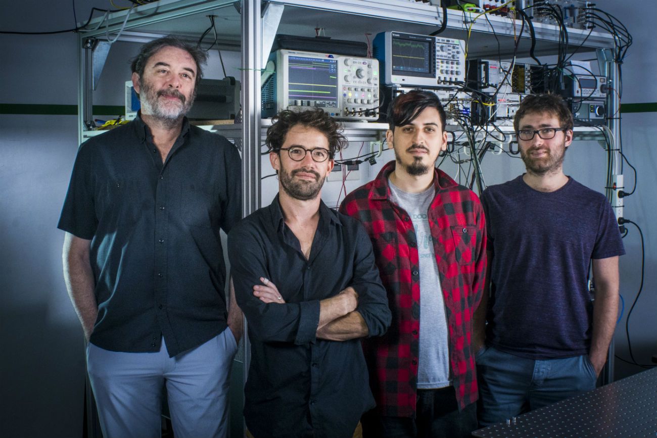 Juan Pablo Paz, Christian Schmiegelow, Nicolás Nuñez Barreto y Martín Drechsler en el Laboratorio de Iones y Átomos Fríos.