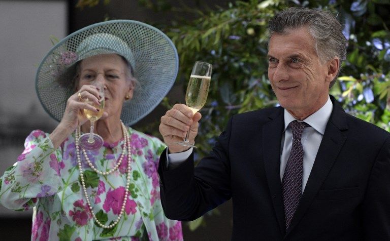 En la Casa Rosada, Margarita II fue recibida por el presidente Macri y Juliana Awada, quienes la invitaron a un almuerzo en el Museo del Bicentenario.