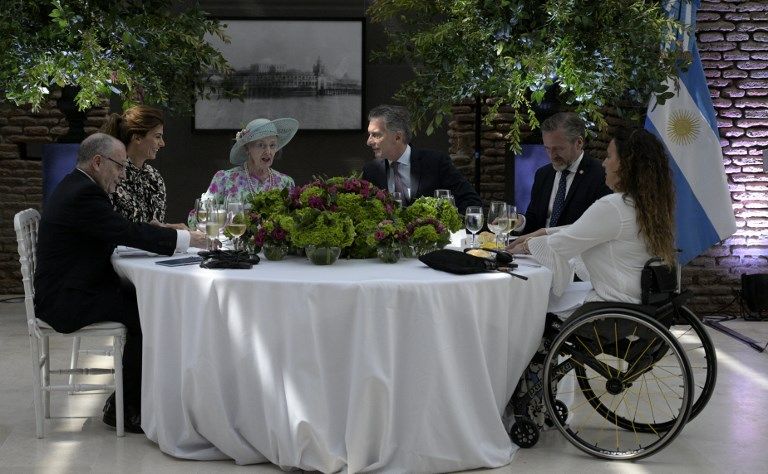 En la Casa Rosada, Margarita II fue recibida por el presidente Macri y Juliana Awada, quienes la invitaron a un almuerzo en el Museo del Bicentenario.