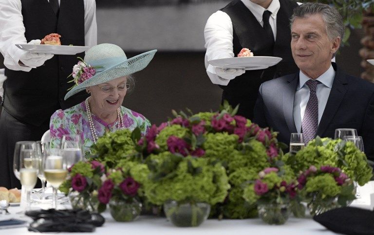 En la Casa Rosada, Margarita II fue recibida por el presidente Macri y Juliana Awada, quienes la invitaron a un almuerzo en el Museo del Bicentenario.