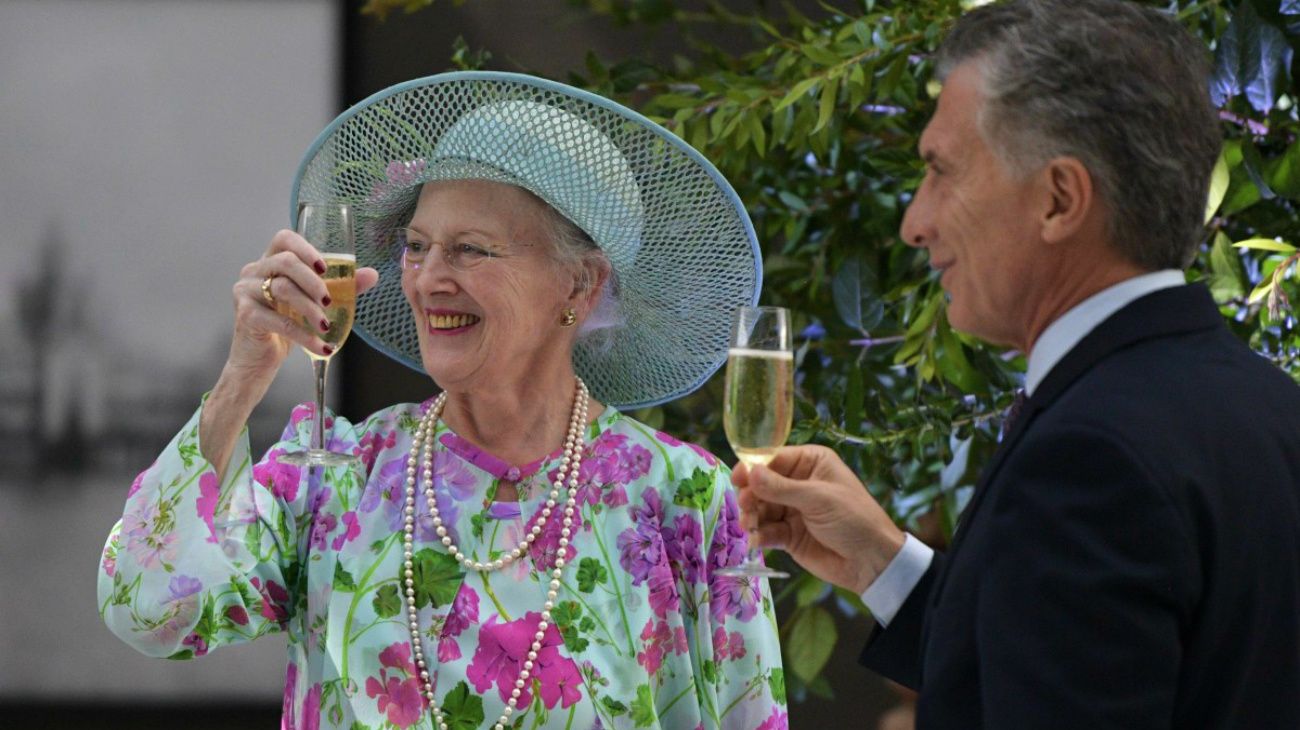 En la Casa Rosada, Margarita II fue recibida por el presidente Macri y Juliana Awada, quienes la invitaron a un almuerzo en el Museo del Bicentenario.