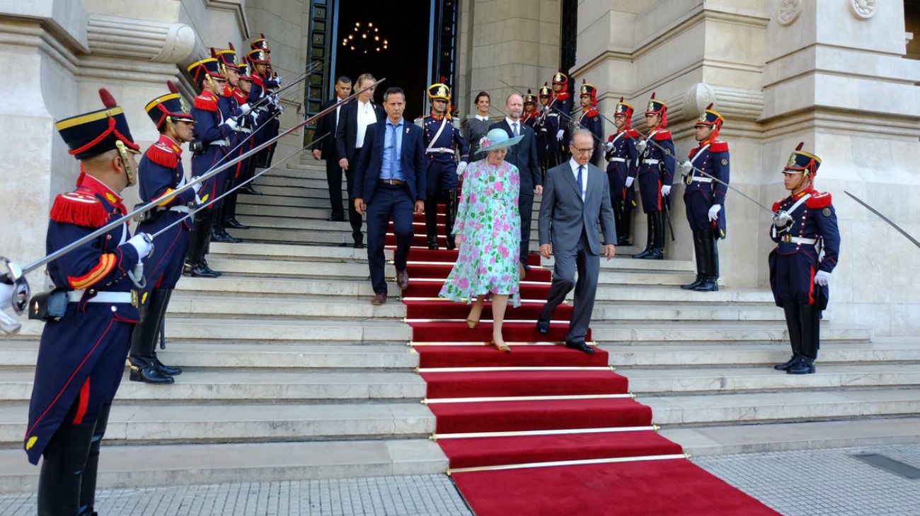 El primer día de la reina Margarita II de Dinamarca en Argentina incluyó visitas al Congreso Nacional y la Corte Suprema de Justicia.