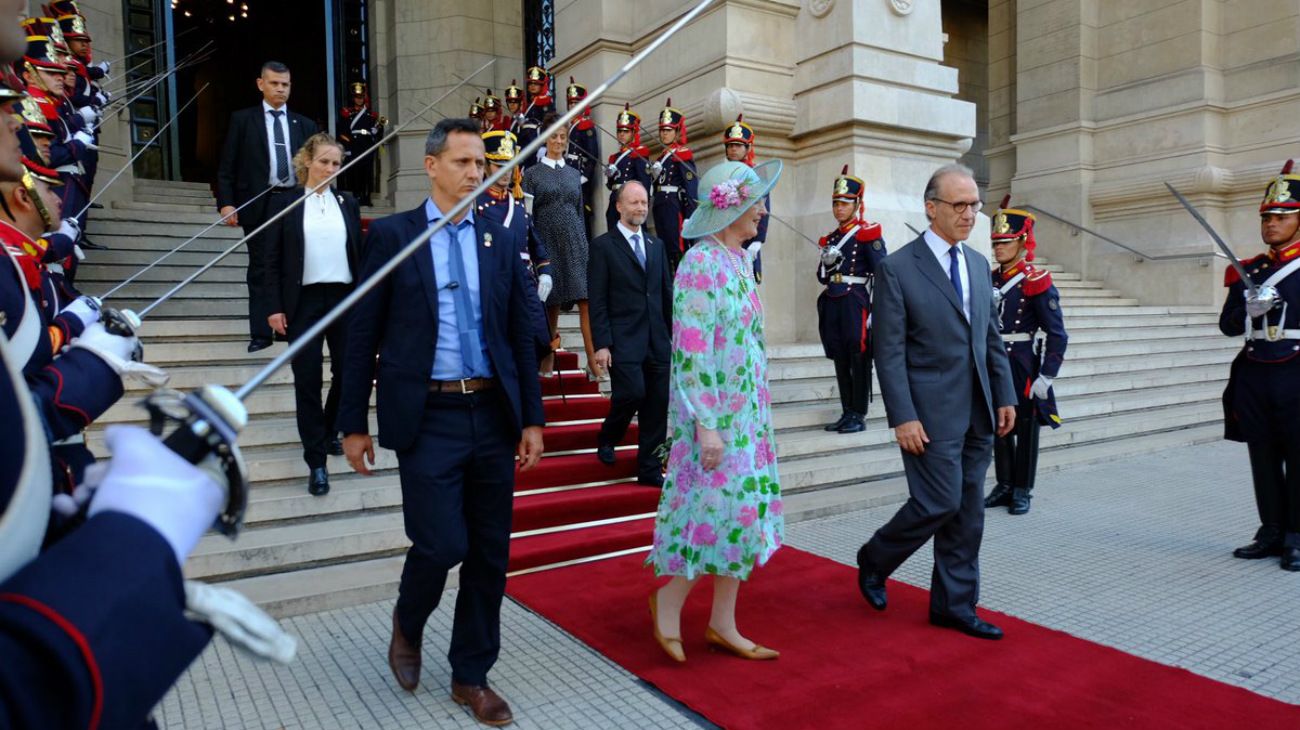 El primer día de la reina Margarita II de Dinamarca en Argentina incluyó visitas al Congreso Nacional y la Corte Suprema de Justicia.