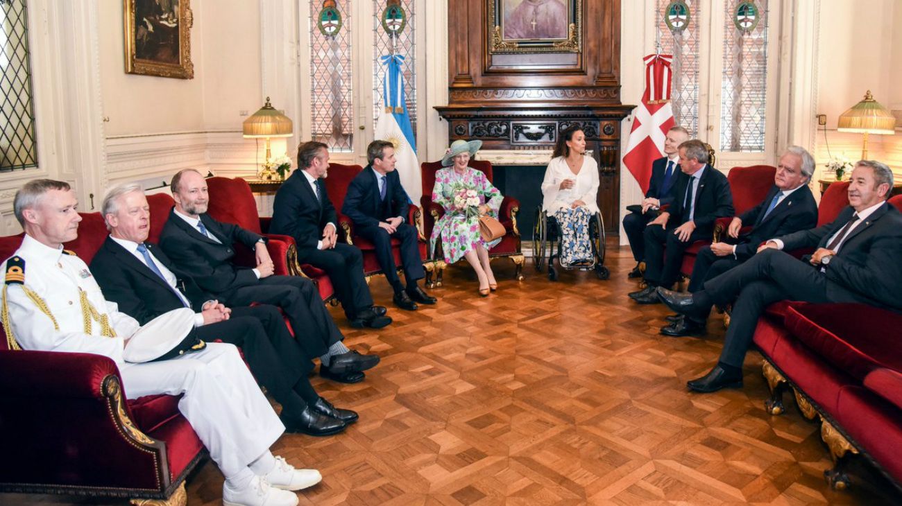 El primer día de la reina Margarita II de Dinamarca en Argentina incluyó visitas al Congreso Nacional y la Corte Suprema de Justicia.